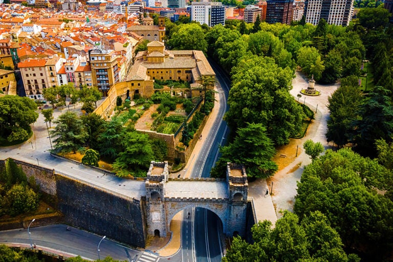 サン・フェルミン祭の舞台となるスペイン・パンプローナ旧市街と城壁を上空から望む風景