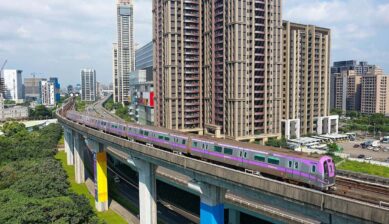 高層ビル群を背景に高架を走る台湾の桃園空港MRT。台湾の移動の主役となる交通手段