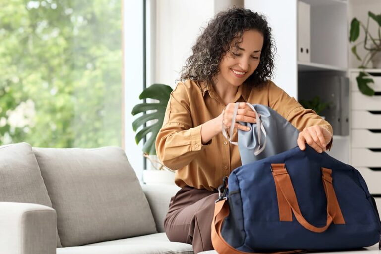 旅行用のバッグに持ち物を詰めて子連れ台湾旅行の準備をする女性