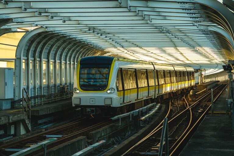 台湾の駅に停車するMRT車両。悠遊カードをタッチすれば切符なしで乗車できる