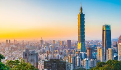 夕日に染まる台北101と台北市街のパノラマ、台湾子連れ旅行のイメージ