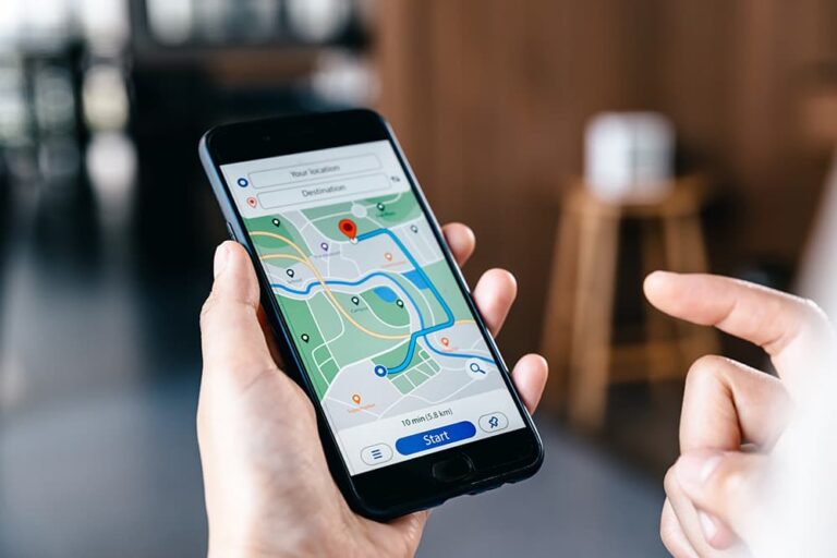 タイ旅行中の通信環境を利用して、スマートフォンで目的地までのルートマップアプリを操作している手元の様子
