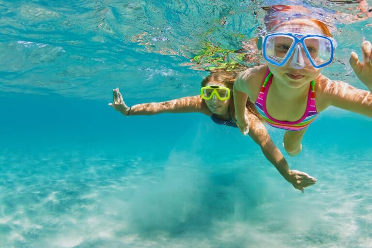 ハワイの透き通った海でシュノーケリングを楽しむ子どもたち、子連れに人気の海遊びアクティビティの様子