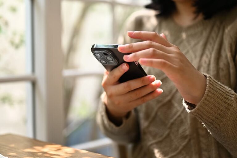 中国旅行前にスマートフォンでアリペイ登録の準備を進める人の手元