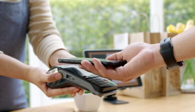 中国旅行でスマートフォンを決済端末にかざし、アリペイ登録後のモバイル決済を利用する様子