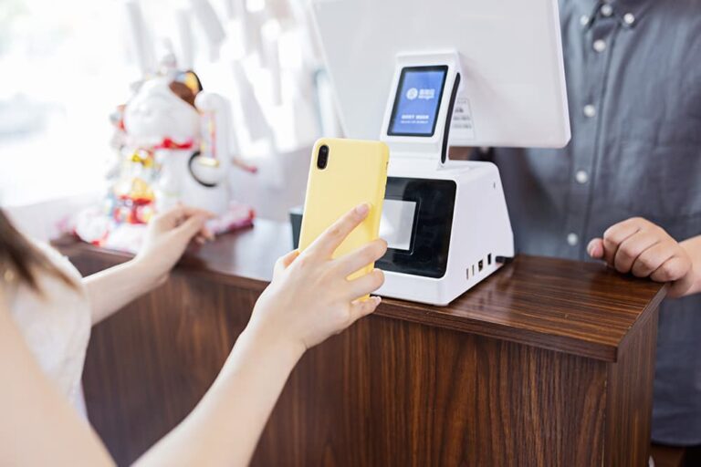中国の店舗でスマートフォンを使ってアリペイのQRコード決済を行う様子
