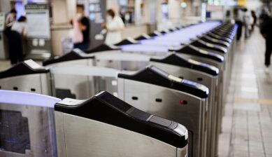 ソウルの地下鉄駅に並ぶ自動改札機、気候同行カードをタッチして通過する乗り放題の入口