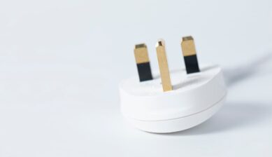 マレーシアで使われるBFタイプ（Gタイプ）のプラグ。3本の四角いピンが特徴で、日本のAタイプとは形状が異なる