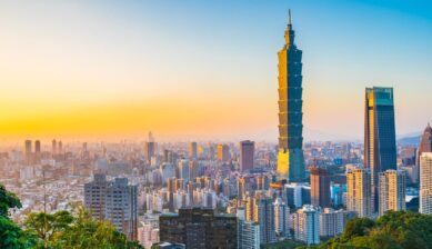 夕暮れに染まる台北101と台北市街のパノラマ、台湾旅行のイメージ