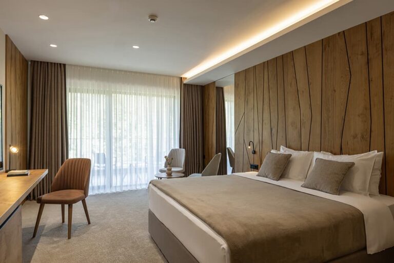 台湾旅行のホテル費用をイメージさせる、台北の清潔なホテル客室の写真