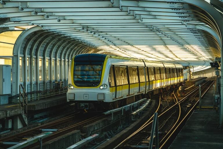 台北のMRT駅に進入する列車で、悠遊カードが使える交通機関の一例