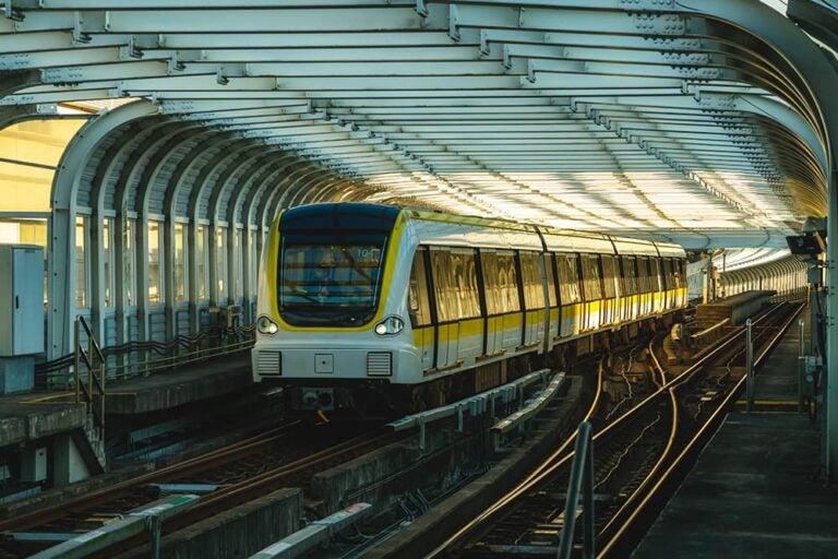台湾旅行の交通費をイメージさせる、台北MRTの電車が駅に到着する写真