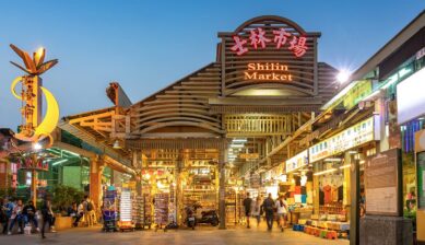 台湾旅行の費用や予算を紹介する記事のメイン画像として、台北の士林夜市の入口を写した写真