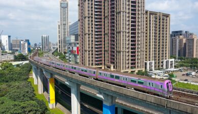 桃園市内の高架線を走る桃園空港MRTの列車で、悠遊カードが使える交通機関の一例