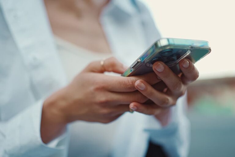 スマホで台湾入国カード（TWAC）をオンライン申請する女性の手元