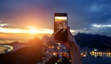 ブラジル・リオデジャネイロの夕焼けをスマートフォンで撮影する様子