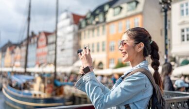 デンマーク・コペンハーゲンのニューハウンで写真を撮る旅行者