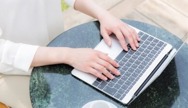 ノートパソコンを操作する人の手元、ESTAの申請方法・記入例