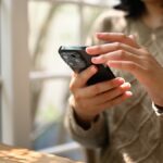 スマホで海外旅行用eSIMを確認する人|Holaflyとトリファの比較