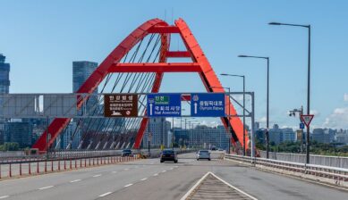 ソウル市内の道路にある仁川方面を示す案内標識