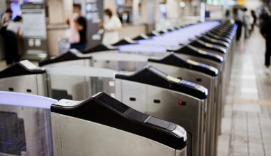 韓国の地下鉄駅に並ぶ自動改札機
