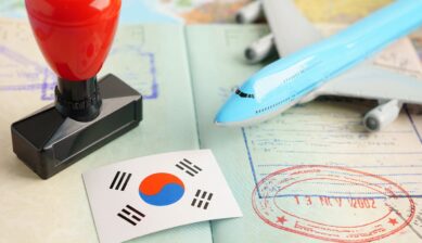 韓国への入国をイメージした、パスポートスタンプと国旗、飛行機の模型