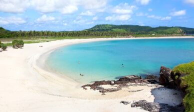 モルディブの白い砂浜とターコイズブルーの海