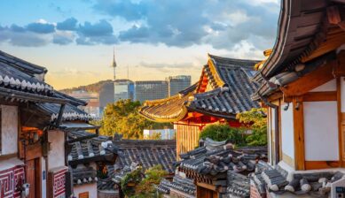 海外旅行のおすすめ先・韓国（ソウル）の伝統的な韓屋が並ぶ街並みとNソウルタワー