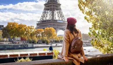 パリのセーヌ川沿いからエッフェル塔を眺める女性旅行者