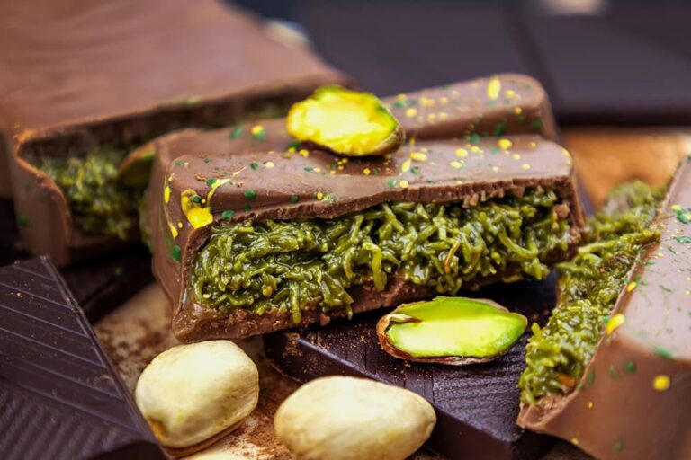 ピスタチオとカダイフの緑色のフィリングが入ったドバイチョコレートの断面