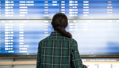 仁川国際空港で出発案内板を確認する旅行者の後ろ姿