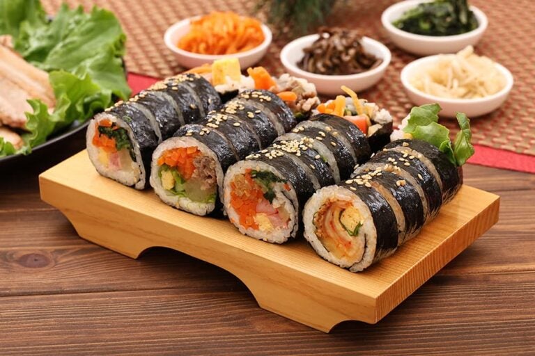 にんじんや卵、野菜などをご飯と海苔で巻き、食べやすく切り分けた韓国のキンパ
