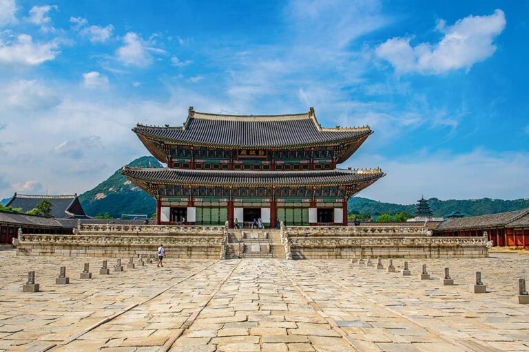 青空の下に建つソウル・景福宮の勤政殿と石畳の広場