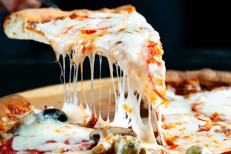 とろけたチーズが伸びるアメリカ定番のピザを持ち上げる様子