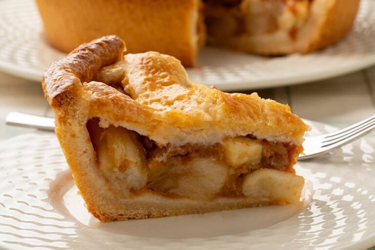 大きく切ったリンゴをたっぷり詰めて焼き上げたアメリカ定番のアップルパイ