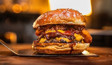 チーズとバーベキューソースを挟んだアメリカ定番のボリューム満点のハンバーガー