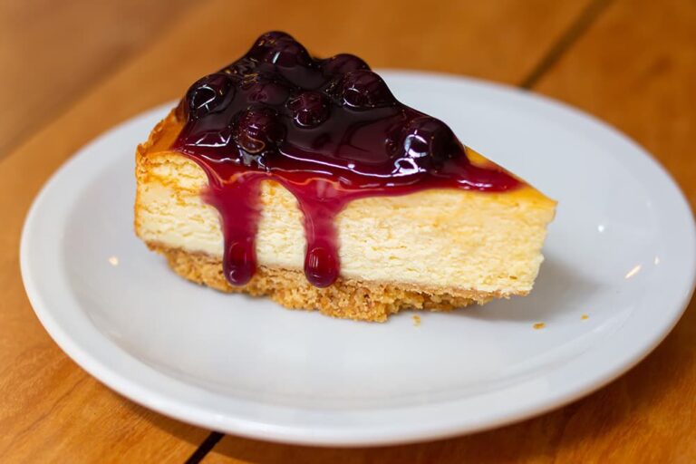 ブルーベリーソースをかけた濃厚なニューヨークチーズケーキ