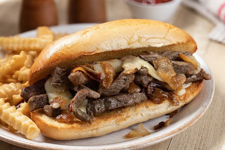 牛肉と炒めた玉ねぎ、とろけるチーズをパンに挟んだフィラデルフィア名物のフィリーチーズステーキ