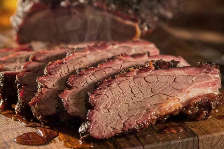 じっくり燻製して厚切りにしたテキサスBBQのビーフブリスケット