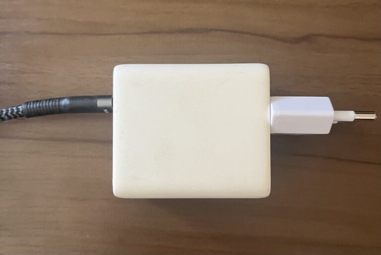 ダイソーの変換プラグのCタイプに電化製品のプラグを差した状態