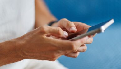 20ギガのデータ通信量でスマホがどれくらい使えるかを解説する、スマートフォンを両手で操作している手元のアイキャッチ画像