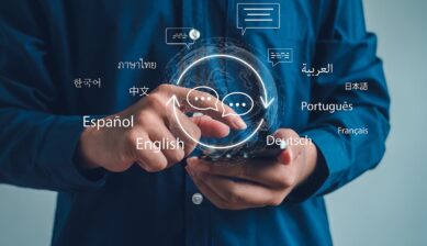 多言語の翻訳機能が表示されたスマートフォンを操作する人