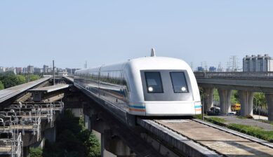 上海市内の高架軌道を走行するリニアモーターカー（マグレブ）の様子