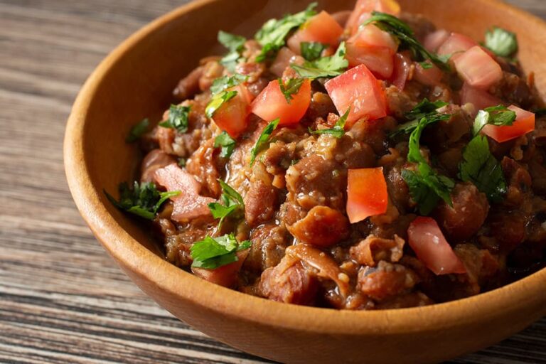 エジプトの代表的な食べ物である、トマトや香草をトッピングしたそら豆の煮込み「フール・メダメス」