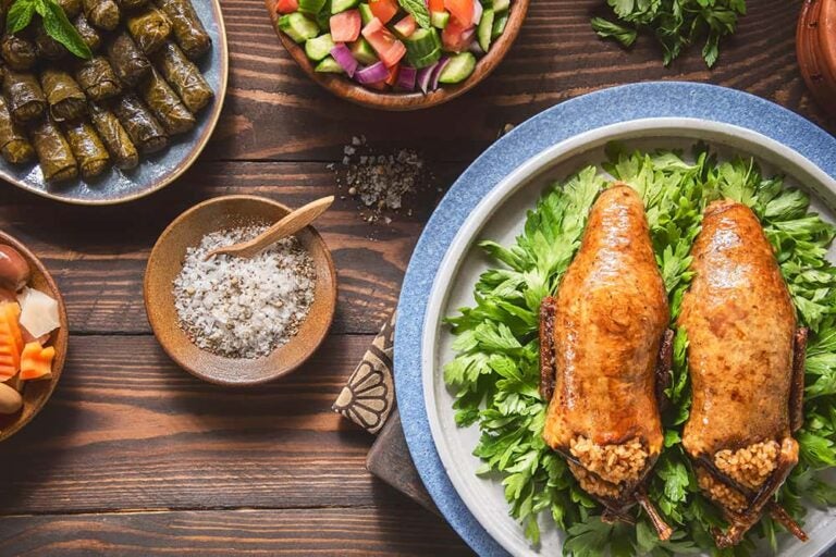 エジプトの代表的な食べ物である、香ばしくローストされた鳩のお腹に米などの具材をたっぷりと詰めた伝統料理「ハマム・マフシー」