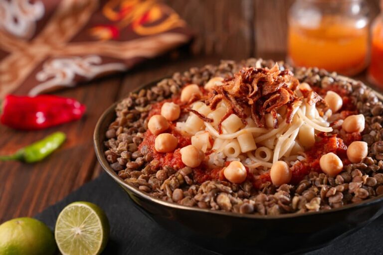 エジプトの代表的な食べ物である、米やパスタ、豆を重ねてトマトソースとフライドオニオンをトッピングした国民食「コシャリ」