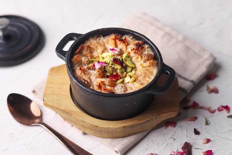 エジプトの代表的な食べ物である、ミルクをたっぷり染み込ませてピスタチオやバラの花びらをトッピングした温かい焼き菓子「ウム・アリ」