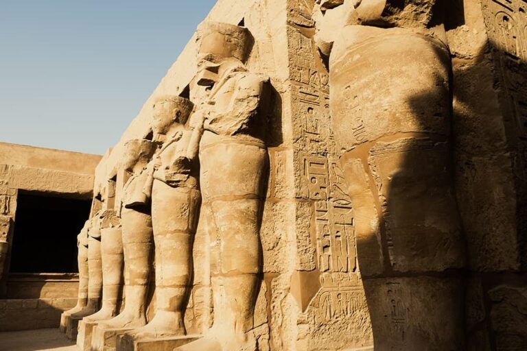 古代遺跡の街ルクソールにあるカルナック神殿に立ち並ぶ、ヒエログリフが刻まれた巨大な神像群