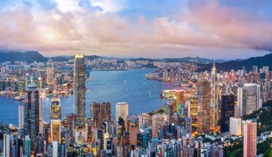 夕暮れのビクトリア・ハーバーを囲む香港の高層ビル群を一望する風景