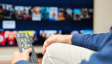 テレビでアジア大会の放送・配信を視聴するイメージ